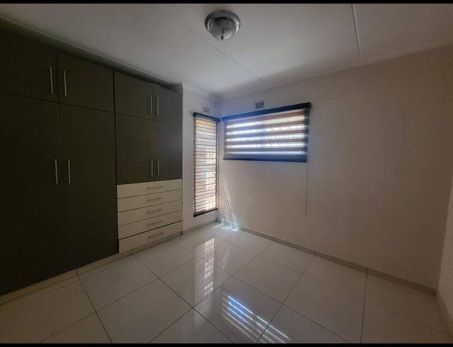 3 BEDROOM PROPERTY TO RENT IN OAKLANDS